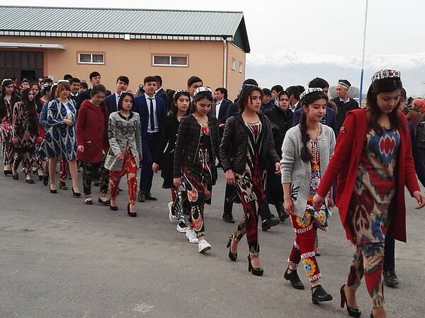В торжественном мероприятии принимали участие школьники - Sputnik Узбекистан