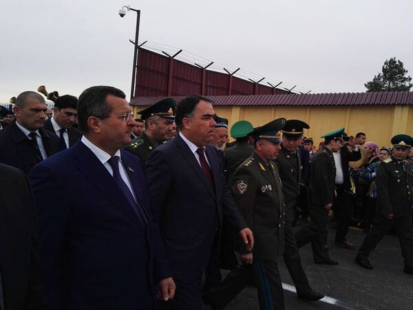На церемонии присутствовали представители районной администрации и командования Погранвойск - Sputnik Узбекистан