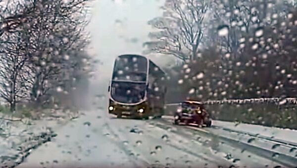 В шотландском городе Эдинбург водитель автобуса виртуозно избежал столкновения с автомобилем - Sputnik Узбекистан