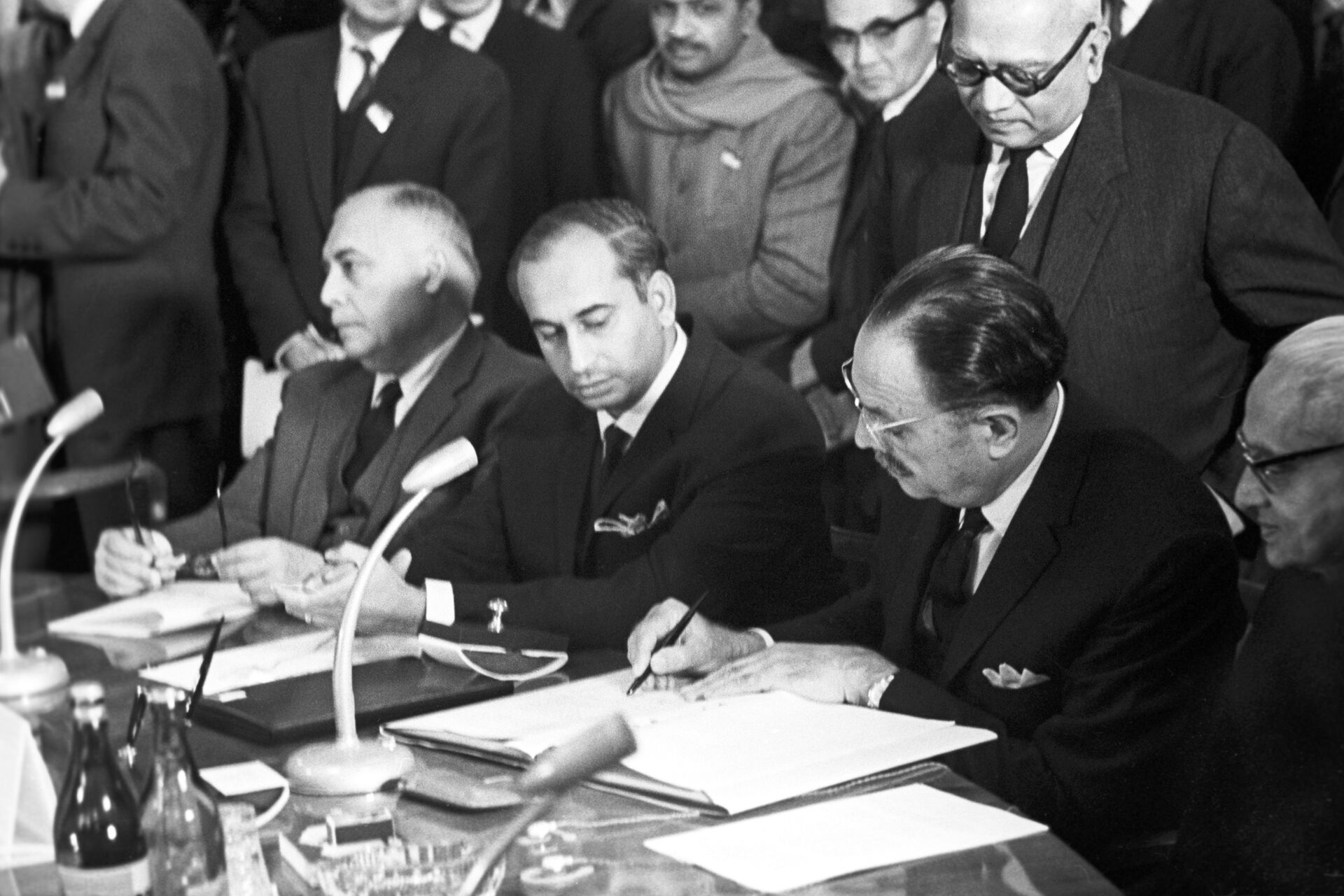 Премьер-министр Индии Лал Бахадура Шастри с президентом Пакистана Мухаммедом Айюб Ханом - Sputnik Узбекистан, 1920, 09.03.2021