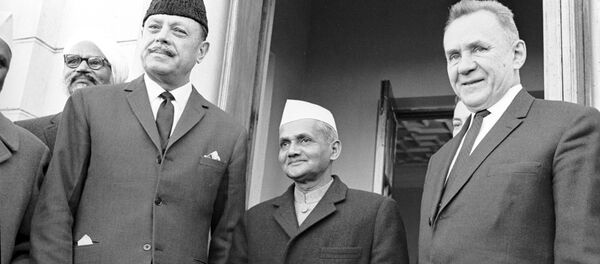 Президент Пакистана Мухаммед Айюб Хан, премьер-министр Индии Лал Бахадур Шастри и председатель Совета Министров СССР Алексей Николаевич Косыгин Президент Пакистана Мухаммед Айюб Хан, премьер-министр Индии Лал Бахадур Шастри и председатель Совета Министров СССР Алексей Николаевич Косыгин - Sputnik Узбекистан
