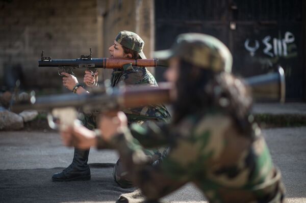 Сирийские добровольцы на занятиях в 130-й учебной бригаде в пригороде Дамаска - Sputnik Узбекистан