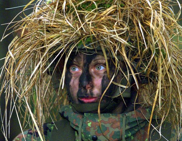 Западная Германия, 2001 год. Впервые женщины-солдаты участвовали в учениях в составе боевых подразделений и получили разрешение на ношение оружия. - Sputnik Узбекистан