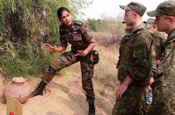 Женщина-офицер индийской армии делится опытом с российскими солдатами во время совместных учений в 2015 году. - Sputnik Узбекистан