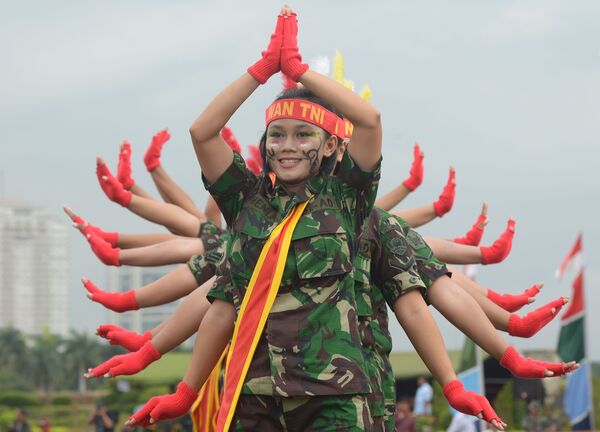 Солдаты Вооруженных сил Индонезии отмечают День Картини в Джакарте 22 апреля 2013 года. Мероприятие проводится с целью укрепления целостности и солидарности в честь Радоне Аджен Картини, родившейся в 1879 году, которая поспособствовала эмансипации местных женщин. - Sputnik Узбекистан