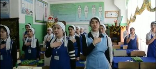 Девушки поют гимн Узбекистана в училище Девушки поют гимн Узбекистана в училище - Sputnik Ўзбекистон