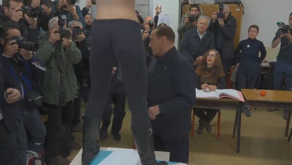 Активистка FEMEN атаковала Берлускони - Sputnik Узбекистан