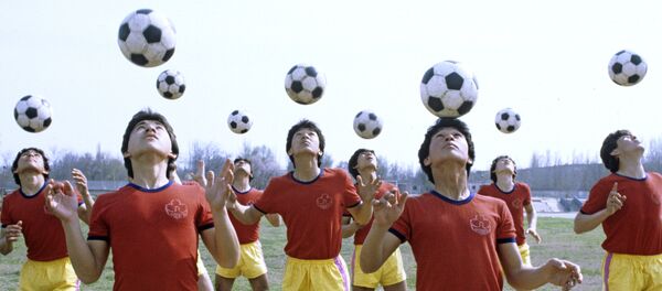 Футболисты одной из ташкентских спортивных школ на тренировке Футболисты одной из ташкентских спортивных школ на тренировке - Sputnik Ўзбекистон