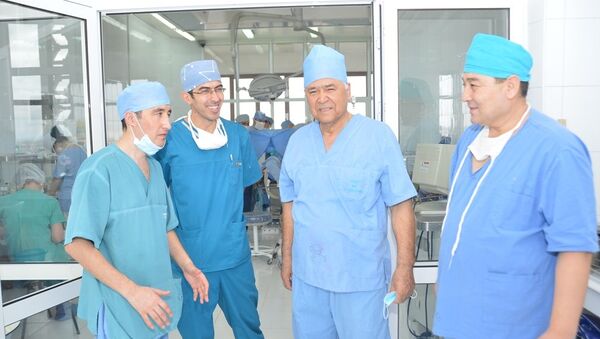 Врачи после операции по трансплантации почки пациенту с диабетом - Sputnik Узбекистан