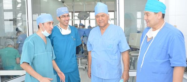 Врачи после операции по трансплантации почки пациенту с диабетом - Sputnik Ўзбекистон