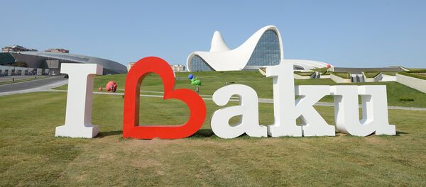 Арт-композиция I Love Baku у культурного центра Гейдара Алиева на проспекте Г. Алиева в столице Азербайджана Баку - Sputnik Узбекистан