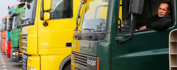 Водитель фуры на таможенном посту в Черняховске. Водитель фуры на таможенном посту в Черняховске. - Sputnik Ўзбекистон