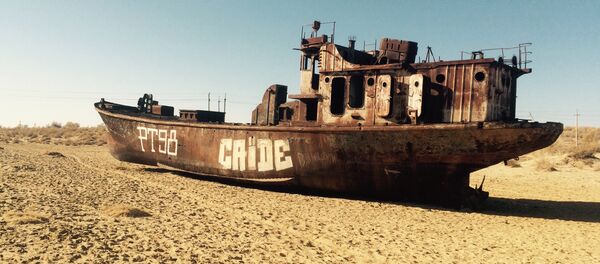 Корабль на дне высохшего Аральского моря в Каракалпакстане - Sputnik Узбекистан