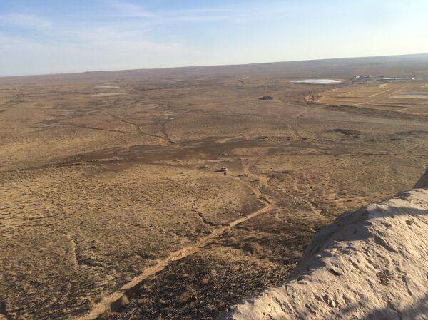 Пустынные пейзажи в Узбекистане по дороге из Хивы в Бухару Пустынные пейзажи в Узбекистане по дороге из Хивы в Бухару - Sputnik Узбекистан