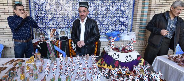 Ремесленная ярмарка в Исмаилитском центре в Душанбе Ремесленная ярмарка в Исмаилитском центре в Душанбе - Sputnik Узбекистан