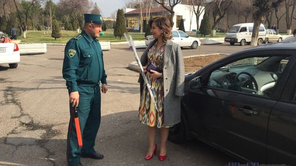 Сотрудника УБДД дарят женщинам цветы 8 марта - Sputnik Ўзбекистон