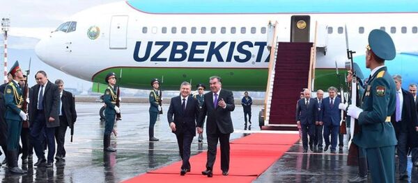 Президент Таджикистана Эмомали Рахмон встретил президента Узбекистана Шавката Мирзиёева Президент Таджикистана Эмомали Рахмон встретил президента Узбекистана Шавката Мирзиёева - Sputnik Ўзбекистон