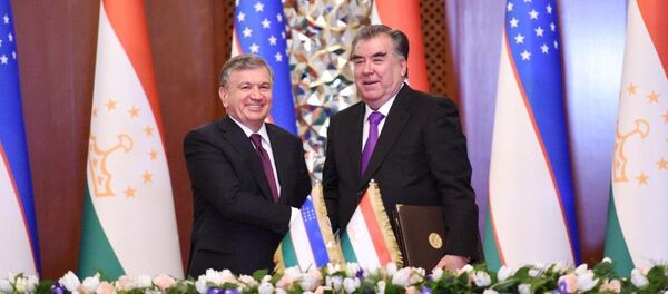 Президенты Узбекистана и Таджикистана Шавкат Мирзиёев и Эмомали Рахмон Президенты Узбекистана и Таджикистана Шавкат Мирзиёев и Эмомали Рахмон - Sputnik Ўзбекистон