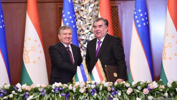 Президенты Узбекистана и Таджикистана Шавкат Мирзиёев и Эмомали Рахмон - Sputnik Узбекистан
