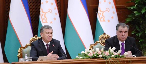 Президенты Узбекистана и Таджикистана Шавкат Мирзиёев и Эмомали Рахмон Президенты Узбекистана и Таджикистана Шавкат Мирзиёев и Эмомали Рахмон - Sputnik Ўзбекистон