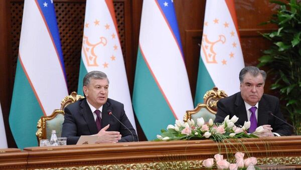 Prezidenti Uzbekistana i Tadjikistana Shavkat Mirziyoyev i Emomali Raxmon - Sputnik O‘zbekiston
