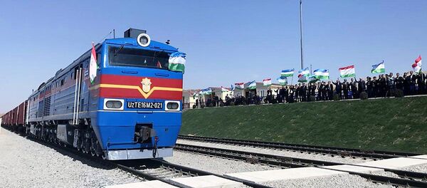 Первый поезд на узбекско-таджикской железной дороге Первый поезд на узбекско-таджикской железной дороге - Sputnik Ўзбекистон