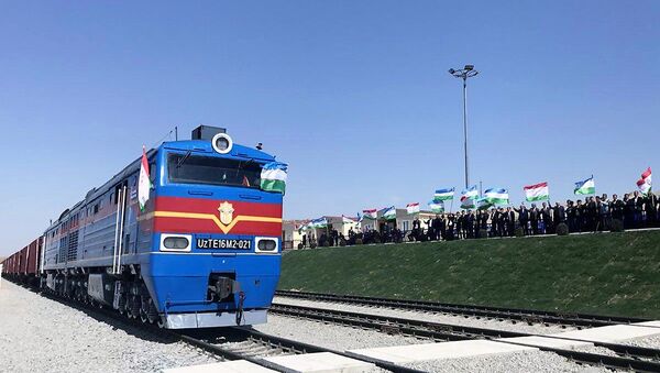 Первый поезд на узбекско-таджикской железной дороге - Sputnik Узбекистан