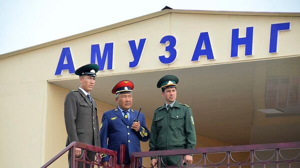 Железнодорожники Узбекистана и Таджикистана на станции Амузанг Железнодорожники Узбекистана и Таджикистана на станции Амузанг - Sputnik Узбекистан