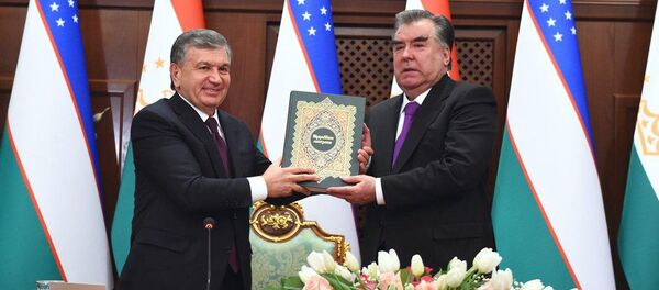 Шавкат Мирзиёев подарил Рахмону книгу таджикского поэта Джами - Sputnik Ўзбекистон
