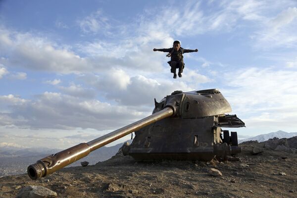 Афганский мальчик прыгает с башни танка на окраине Кабула - Sputnik Узбекистан