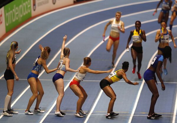 Участницы финала женской эстафеты 4x400 м на чемпионате мира по легкой атлетике в Бирмингеме, Великобритания - Sputnik Узбекистан