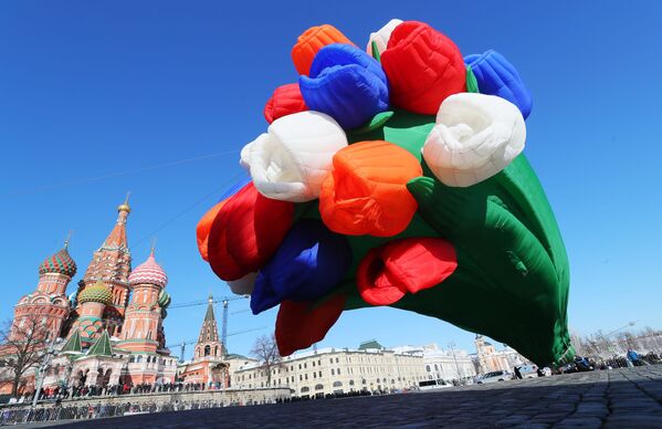 Воздушный шар в виде букета тюльпанов на площади Васильевский спуск в Москве - Sputnik Узбекистан