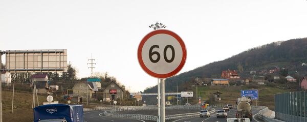 Знак ограничения скорости на дороге Знак ограничения скорости на дороге - Sputnik Узбекистан