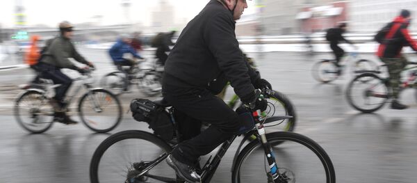 Участники во время третьего зимнего московского велопарада прошедшего по маршруту от 3-й Фрунзенской улицы до парка Зарядье и обратно. - Sputnik Узбекистан