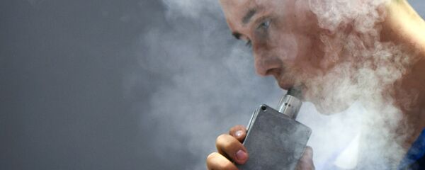 Участник на специализированной выставке vape-индустрии, фото из архива - Sputnik Узбекистан