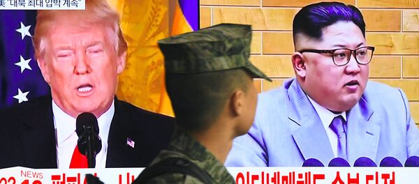 Фотография Ким Чен Ына и Дональда Трампа на экране телевизора Фотография Ким Чен Ына и Дональда Трампа на экране телевизора - Sputnik Ўзбекистон