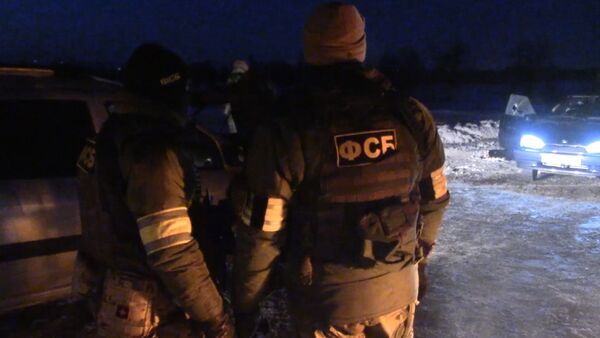 Оперативные кадры ФСБ с места перестрелки с готовившими теракт преступниками - Sputnik Узбекистан