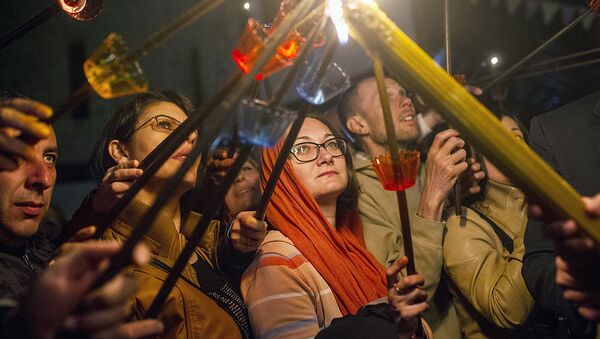 Зажжение свечей от благодатного огня - Sputnik Узбекистан