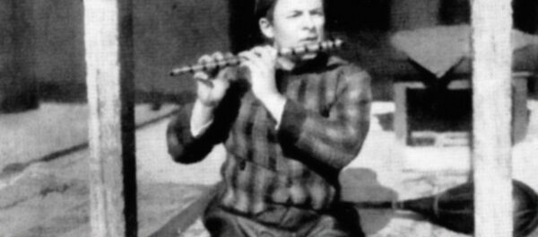 Александр Козловский изучает узбекский най - Sputnik Узбекистан