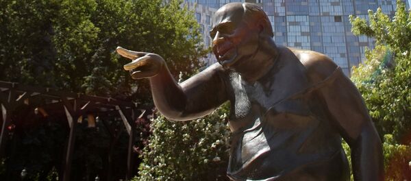 Памятник актеру Евгению Леонову в роли Доцента Памятник актеру Евгению Леонову в роли Доцента - Sputnik Узбекистан