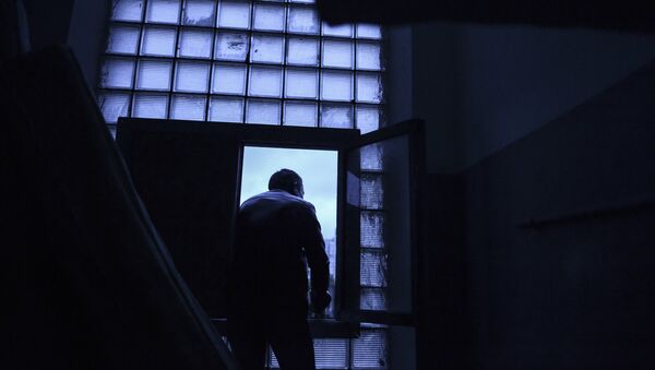 Мужчина у окна, архивное фото - Sputnik Ўзбекистон