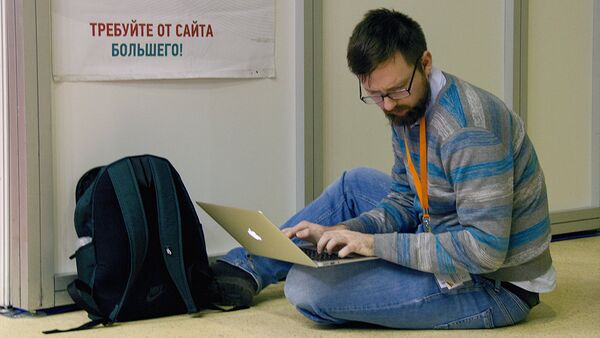 Журналист печатает текст на выставке Mitt в Москве - Sputnik Ўзбекистон