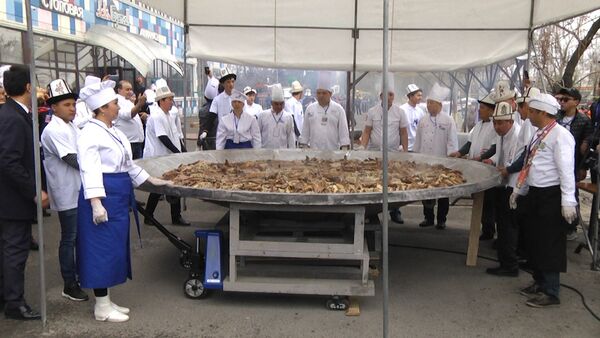 Как из мяса девяти лошадей приготовили тонну бешбармака — вкусное видео - Sputnik Узбекистан