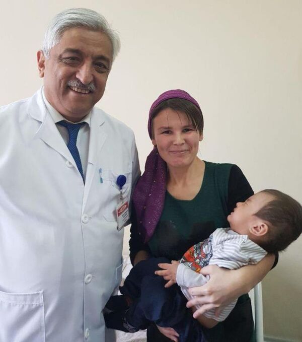 Malchik s 16yu igolkami s vrachom Akilovim X.A. i mamoy - Sputnik O‘zbekiston