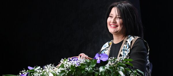 Дизайнер Нилуфар Абдувалиева на показе своей новой коллекции одежды MURSAK в рамках Mercedes-Benz Fashion Week Russia Дизайнер Нилуфар Абдувалиева на показе своей новой коллекции одежды MURSAK в рамках Mercedes-Benz Fashion Week Russia - Sputnik Узбекистан