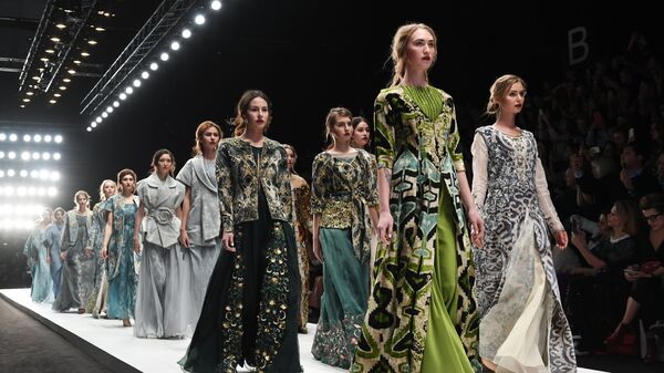Модели демонстрируют одежду из новой коллекции MURSAK дизайнера Нилуфар Абдувалиевой - Sputnik Узбекистан