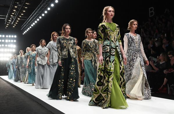 Mursak modalar uyi Moskvada o‘tkazilgan Mercedes-Benz Fashion Week Russia ko‘rgazmasida chiqish qildi. - Sputnik O‘zbekiston