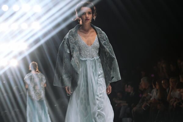 Модель демонстрирует одежду из новой коллекции MURSAK дизайнера Нилуфар Абдувалиевой - Sputnik Узбекистан