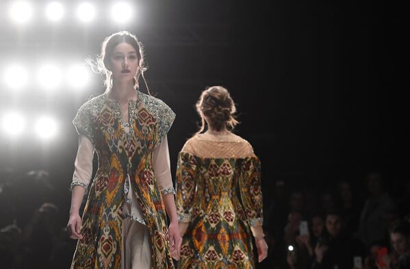 Модель демонстрирует одежду из новой коллекции MURSAK дизайнера Нилуфар Абдувалиевой - Sputnik Узбекистан