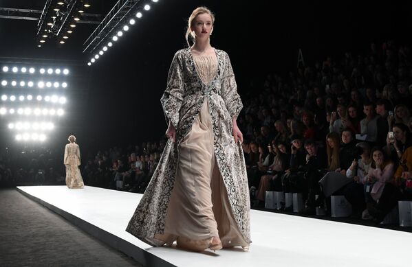 Модель демонстрирует одежду из новой коллекции MURSAK дизайнера Нилуфар Абдувалиевой в рамках Mercedes-Benz Fashion Week Russia в ЦВЗ Манеж. - Sputnik Узбекистан